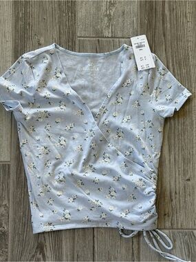 Hollister women’s Light Blue Floral Wrap Short Sleeve crop Top V Neck - small